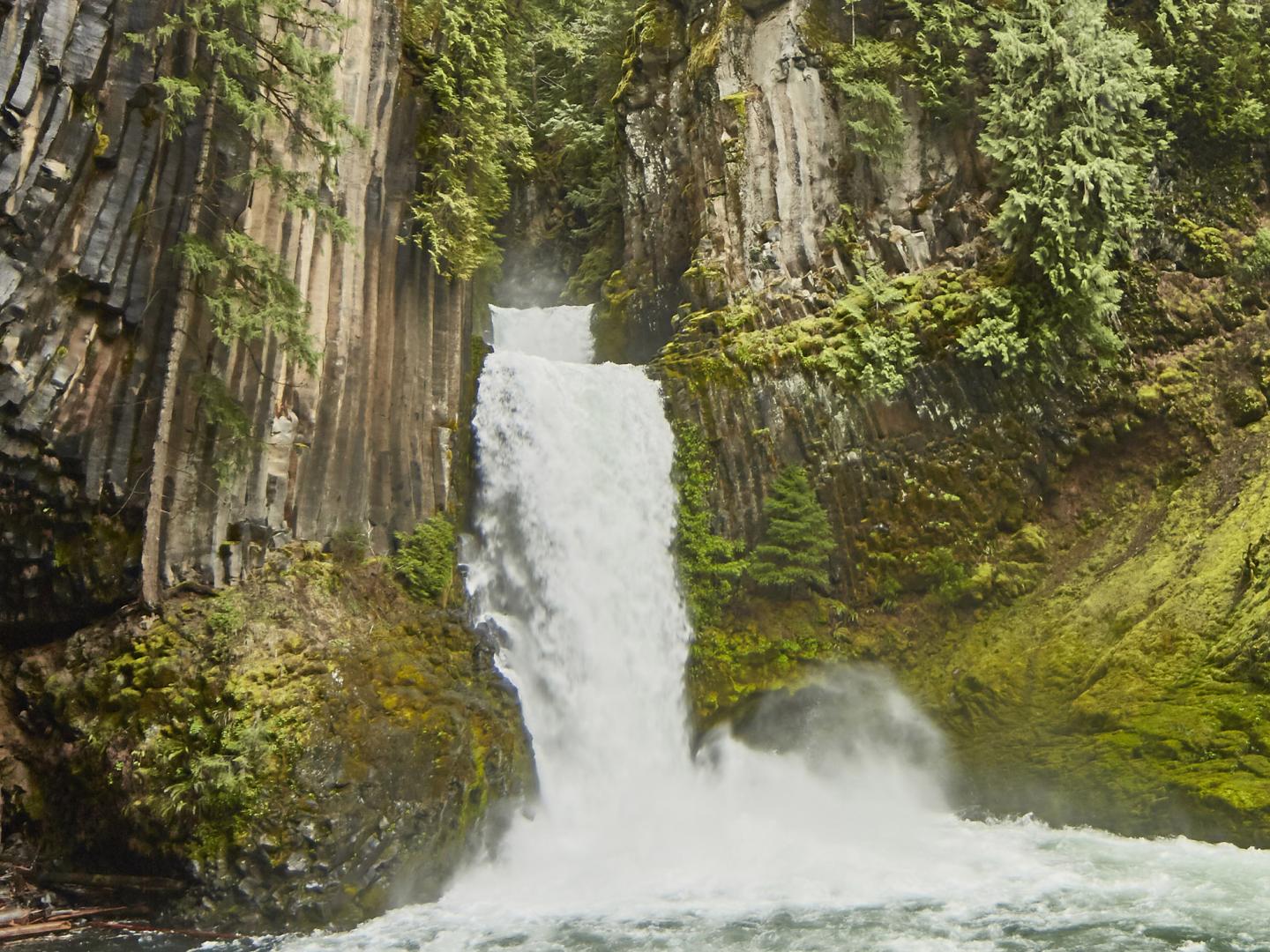 俄勒冈南部 Rogue-Umpqua Scenic Byway 风景道沿途的瀑布美景