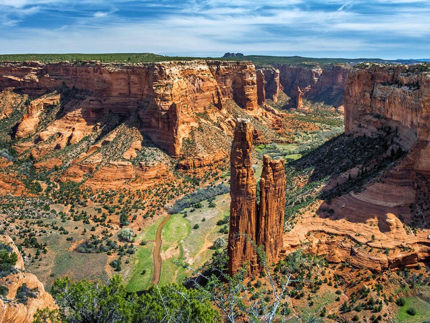 亚利桑那州钦利附近谢伊峡谷国家纪念碑鸟瞰图