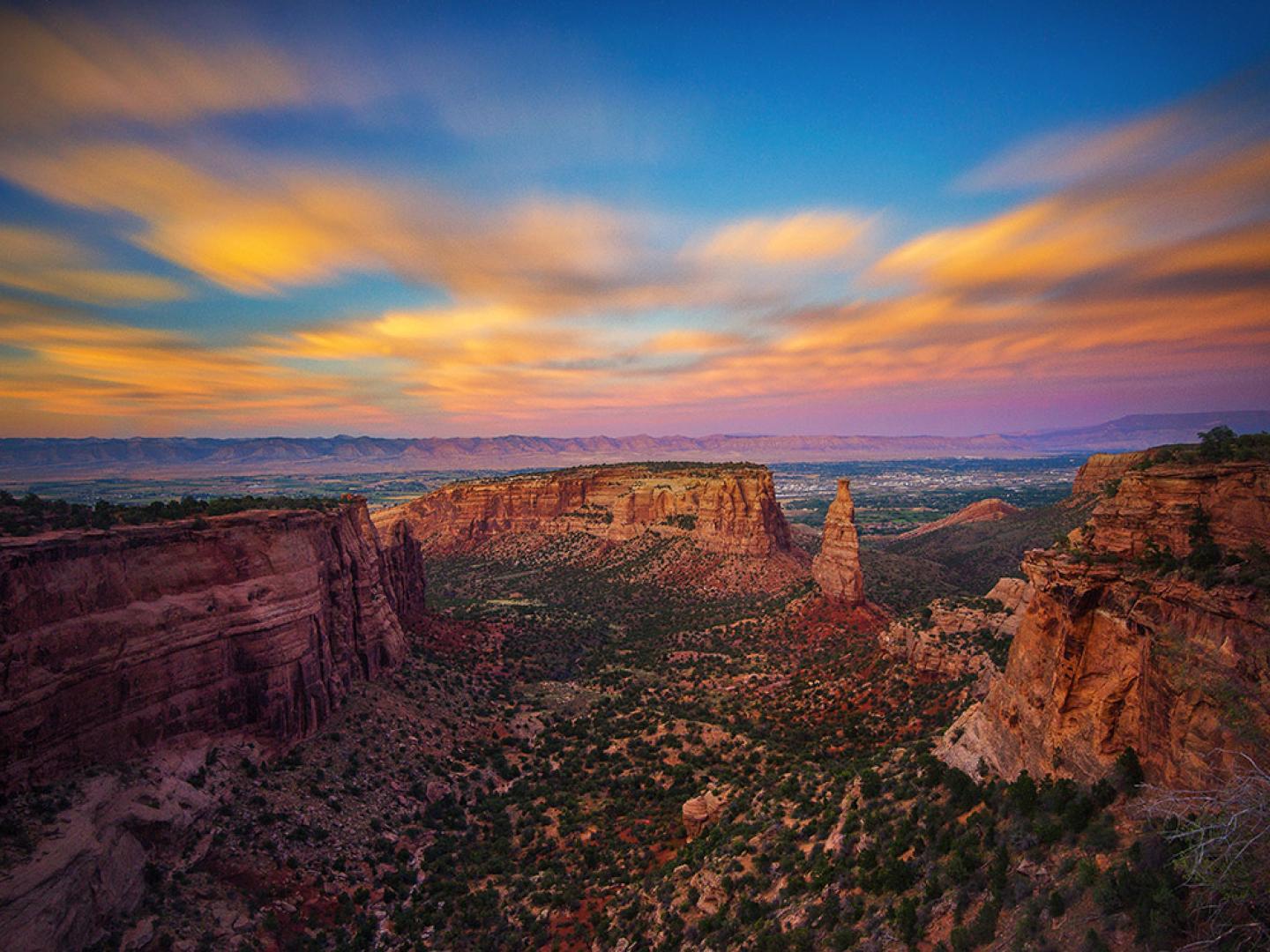 科罗拉多州大章克申附近科罗拉多国家纪念公园上空的绚烂晚霞