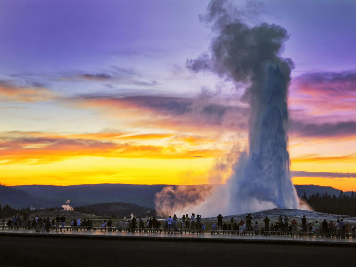Viewing the Old Faithful geyser in Yellowstone National Park, Wyoming