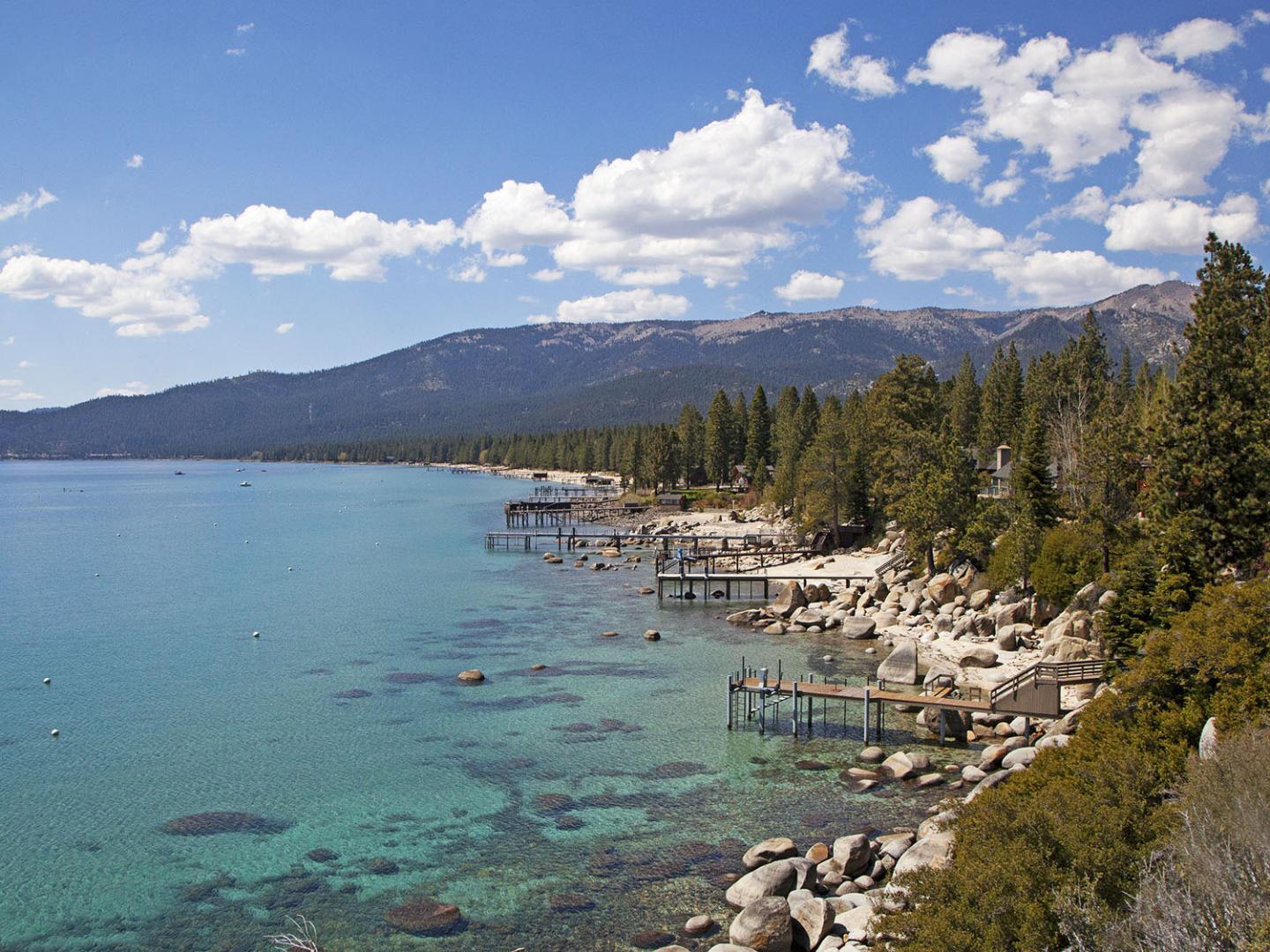 内华达州太浩湖透明清澈的湖水
