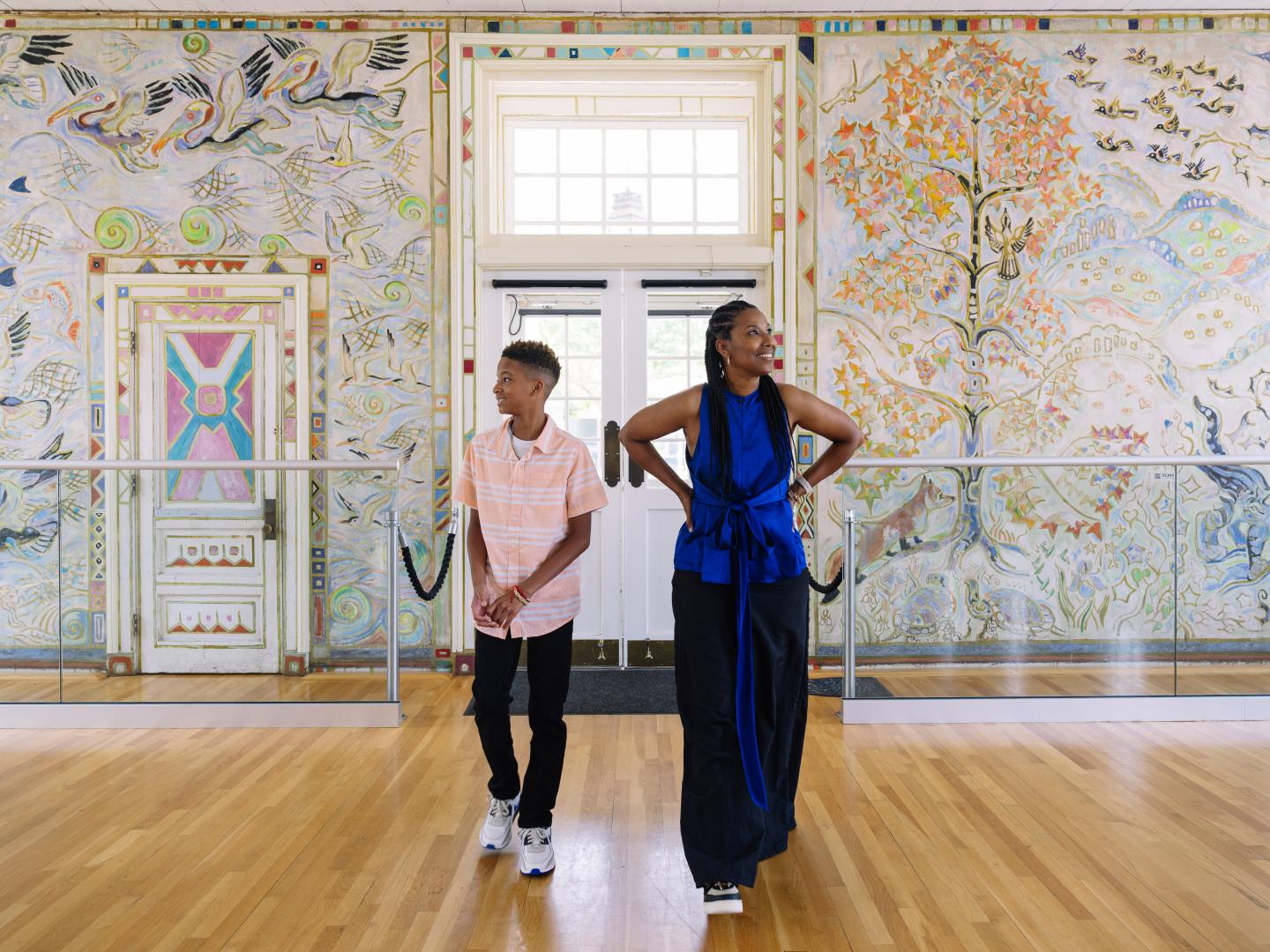 人们在瓦尔特·安德森艺术博物馆欣赏当代绘画作品