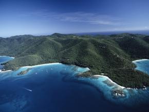 圣约翰岛上绵延起伏的青山