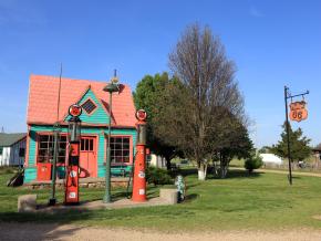 Red Oak II 村的老式加油站 Red Oak II 村的老式加油站