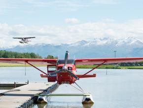 停泊在安克雷奇的水上飞机