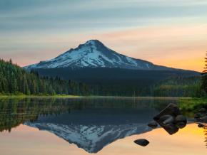 延龄草湖上的静谧倒影