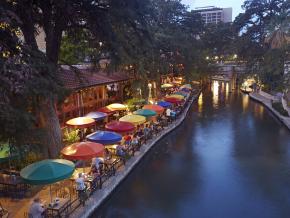 水滨步道的黄昏美景