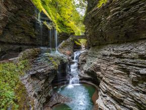 穿过沃特金斯峡谷州立公园的小径