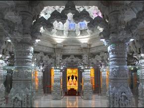 伊利诺伊州杜佩奇县的 BAPS Temple 庙