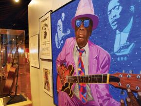 密西西比州克拉克斯戴尔由火车站改建而成的三角洲蓝调博物馆 密西西比州克拉克斯戴尔由火车站改建而成的三角洲蓝调博物馆