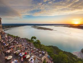 特拉维斯湖畔绿洲餐厅壮观的日落美景 特拉维斯湖畔绿洲餐厅壮观的日落美景
