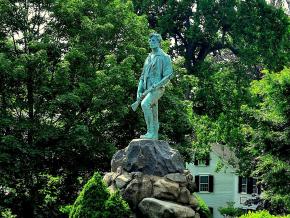 约翰·帕克上尉的雕像矗立在美国独立战争开始的地方