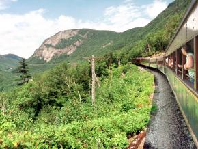 乘坐 Crawford Notch 峡谷观光列车游览白山国家森林 乘坐 Crawford Notch 峡谷观光列车游览白山国家森林