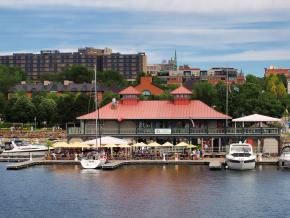 在市内滨水区用餐 在市内滨水区用餐