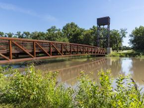 横跨在红河上的人行桥 横跨在红河上的人行桥