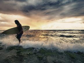 用冲浪结束与海浪相伴的一天 用冲浪结束与海浪相伴的一天