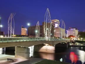 Lewis Street 大桥上的钢制雕塑