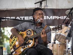 南方民俗艺术节中心的现场音乐表演 南方民俗艺术节中心的现场音乐表演