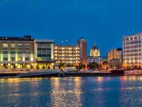 市中心滨水区闪烁的灯光 市中心滨水区闪烁的灯光