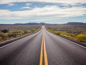 沿着 66 号公路穿越亚利桑那州东北部的石化林国家公园 沿着 66 号公路穿越亚利桑那州东北部的石化林国家公园