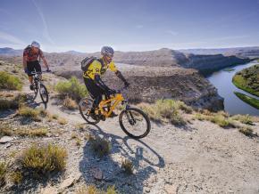 在壮美的河流与山地风光之间体验山地骑行