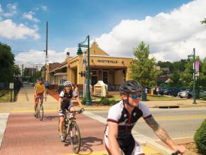沿着穿过城市中心的 Razorback Regional Greenway 绿道骑行 沿着穿过城市中心的 Razorback Regional Greenway 绿道骑行