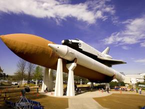 在美国太空火箭中心展出的“全栈式”火箭，包括航天飞机、外部燃料箱和两枚火箭助推器