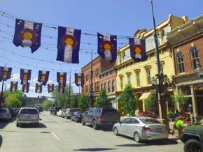 沿着科罗拉多州丹佛的谢里登街驱车行驶 沿着科罗拉多州丹佛的谢里登街驱车行驶