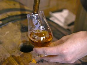 在肯塔基州列克星敦 James E. Pepper 酒厂的酒桶旁品尝波旁酒 在肯塔基州列克星敦 James E. Pepper 酒厂的酒桶旁品尝波旁酒