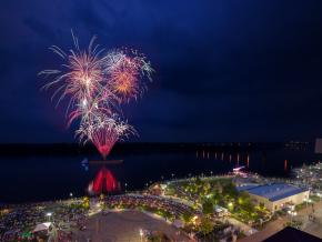 城市河滨的烟火秀