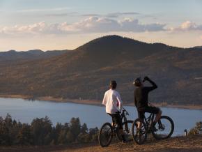 秋季山地自行车旅途中的壮丽湖景 秋季山地自行车旅途中的壮丽湖景