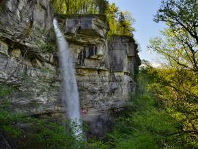 沿着约翰·博伊德·撒切尔州立公园的印第安人阶梯步道徒步前往瀑布