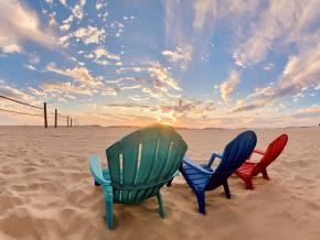 Rudder Room 海滩酒吧的舒适座椅召唤着您到好莱坞海滩畅享美好时光