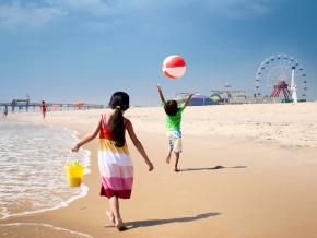 孩子们沿着海岸线玩耍