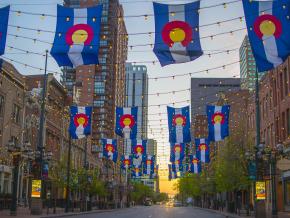 Drapeaux de l’État du Colorado flottant au-dessus de Larimer Square à Denver Drapeaux de l’État du Colorado flottant au-dessus de Larimer Square à Denver