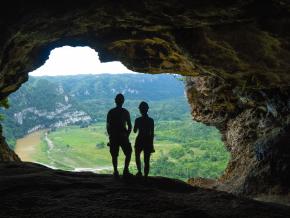 徒步前往波多黎阿雷西沃地区景点——窗洞途中的风光
