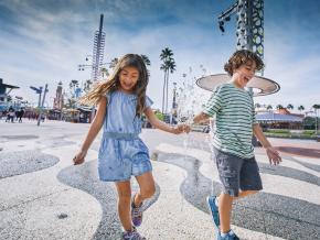 喷水池中人们在欢笑玩乐