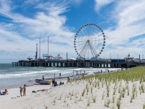 大西洋城海滩和钢铁码头的迷人风景