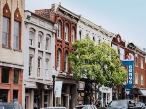 沿着富有悠久历史的主街感受迷人的小镇氛围