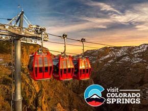 落日余晖下在皇家峡谷滑行的贡多拉船 落日余晖下在皇家峡谷滑行的贡多拉船