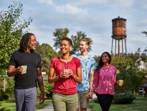 在肯塔基州法兰克福的 Castle & Key 酿酒厂内享用精酿饮品