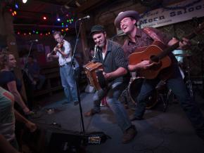 在 Blue Moon Saloon 小酒馆创作音乐 在 Blue Moon Saloon 小酒馆创作音乐