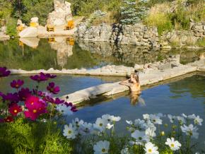 在科罗拉多州斯廷博特斯普林斯草莓温泉的天然温泉水中洗去一身疲惫 在科罗拉多州斯廷博特斯普林斯草莓温泉的天然温泉水中洗去一身疲惫