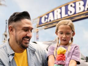 在娱乐中心卡尔斯巴德村度过愉快的一天