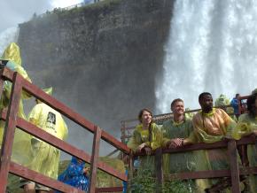 瀑布上空的壮观表演 瀑布上空的壮观表演