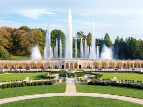 宾夕法尼亚州肯尼特广场上 19 世纪庄园长木花园里的喷泉 宾夕法尼亚州肯尼特广场上 19 世纪庄园长木花园里的喷泉