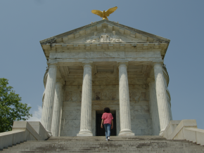 攀登维克斯堡国家军事公园内 Illinois Memorial 纪念馆的 47 级台阶