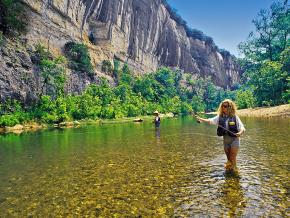 在阿肯色州布法罗国家河道上飞钓 在阿肯色州布法罗国家河道上飞钓