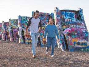 凯迪拉克农场的彩色汽车 凯迪拉克农场的彩色汽车