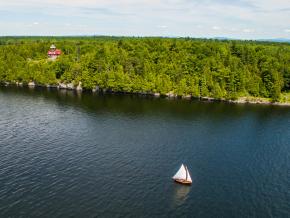 阿迪朗达克海岸 (Adirondack Coast) 附近瓦尔库尔岛 (Valcour Island) 的鸟瞰图